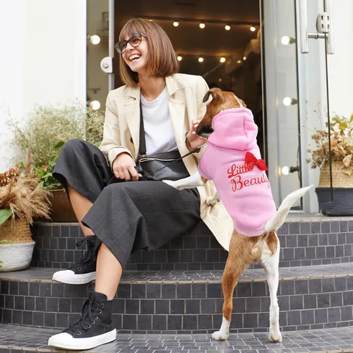 Vista 6 de BAEMJK Paquete de 2 Sudaderas con Capucha para Perros Pequeños con Corbatín, Ropa Linda para Perras con Agujero para Correa, Sudadera Suave y Cálida