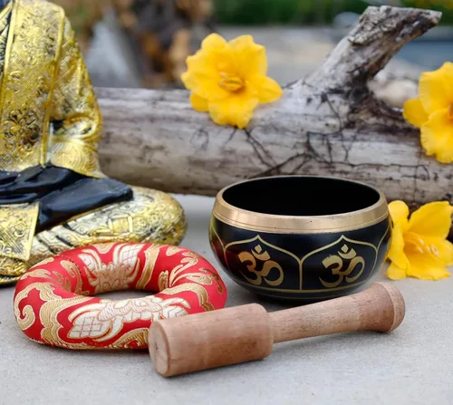 Vista 2 de DharmaObjects - cuenco para cantar el Om de la paz, para meditación relajante de yoga. Juego de almohadilla de seda, juego de martillo de Negro
