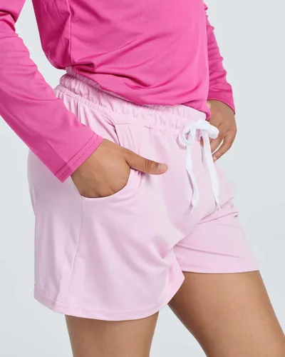 Vista 4 de Real Essentials 4 Pack Pantalones cortos de rendimiento atlético para niñas, con ajuste seco, para correr, con cordón y bolsillos