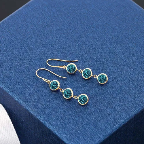 Vista 2 de Gem Stone King Aretes colgantes de 3.3 quilates con 3 piedras redondas de topacio azul Londres de 14 quilates con bisel de oro amarillo de 1
