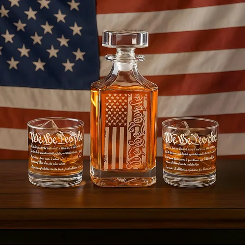 Vista 2 de Set de decantador de whisky para hombres, juego de decantador We The People con vasos, decantador grabado con bandera americana para regalos