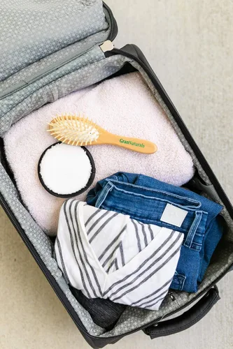 Vista 2 de GranNaturals cepillo de madera para desenredar el cabello - tamaño pequeño para viajes, paquete de de 1