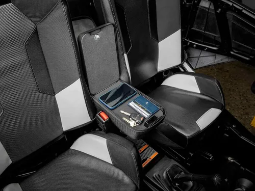 Vista 8 de SuperATV Almacenamiento de armas con reposabrazos para Polaris RZR 900/1000 / Turbo Compartimento con cerradura 2 llaves incluidas Exterior