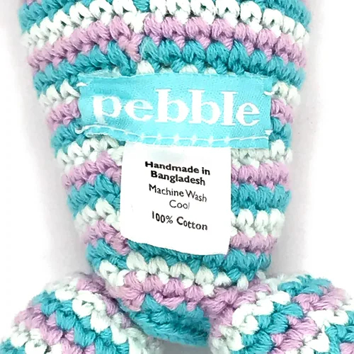 Vista 4 de Pebble Muñeca de sirena hecha a mano, turquesa, ganchillo, comercio justo, simulación, juego imaginativo, playa, lavable a máquina