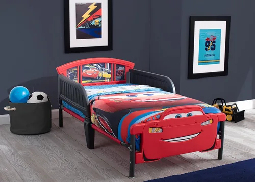 Vista 2 de Delta Children Cama para niños pequeños con pie de cama 3D, Disney/Pixar Cars 3