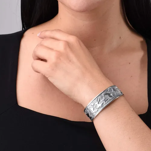 Vista 2 de Jody Naranjo - Pulsera de plata de ley diseño de animales con símbolos texturizados tamaño S M o L