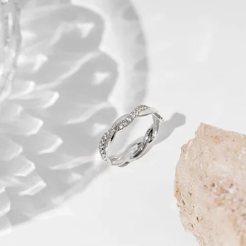Vista 4 de PAVOI Anillo de eternidad chapado en oro de 14 quilates con circonita cúbica para mujer
