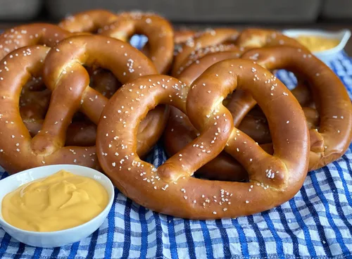 Vista 2 de Milwaukee Pretzel Company Auténticos pretzels suaves gourmet de estilo bávaro, recién horneados y enviados: pretzels suaves bávaros y queso nacho