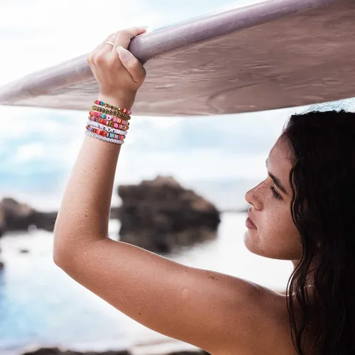 Vista 2 de Pulsera elástica de cuentas Surfer para mujer, juego de cuentas coloridas ajustables, pulseras Y2K con dije de corazón y estrella, para verano