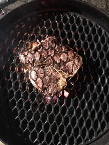 Vista 4 de Rejilla de hierro fundido para parrilla Weber de 22 pulgadas. Funciona con hervidor de agua Weber. Weber Performer, parillas barril.