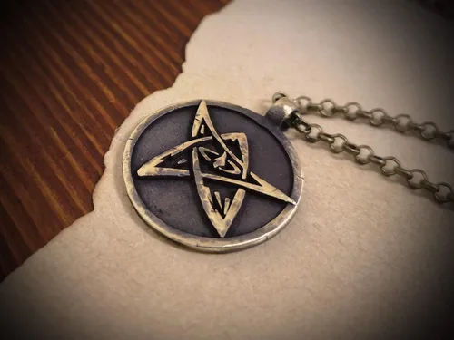 Vista 2 de Baldur Jewelry - Collar con colgante de pulpo de Lovecraft Cthulhu en plata de ley 925, símbolo amarillo, hecho a mano, amuleto de Necronomicum