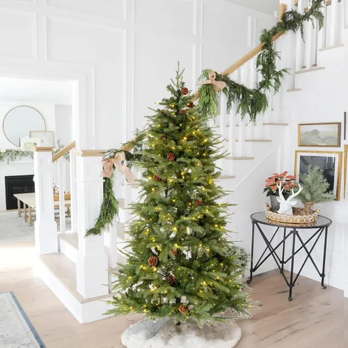 Vista 14 de Glitzhome - Árbol de Navidad artificial delgado preiluminado de 2.4 m, con ramas de pino Aspen Frostfall, soporte plegable de metal, 500 luces Aspen
