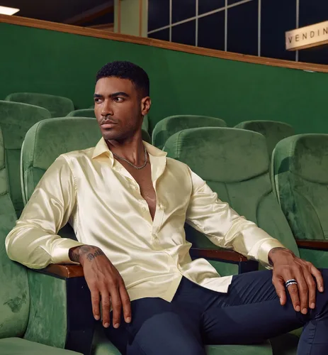 Vista 4 de PJ PAUL JONES Camisa de vestir de satén brillante para hombre, camisa de seda con botones de manga larga y pajarita