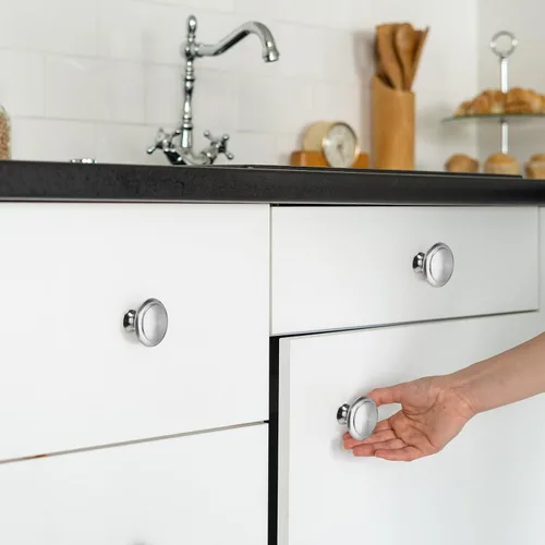 Vista 6 de Bememo Paquete de 100 pomos para gabinetes de cocina, asas redondas plateadas para cajones, aparadores y gabinetes, accesorios duraderos
