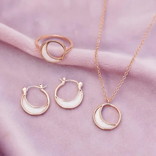 Vista 4 de Pura Vida Anillo de oro rosa Eclipse hecho a mano Anillo apilable con ópalo de resina, anillo de joyería con base de latón Anillos de oro rosa