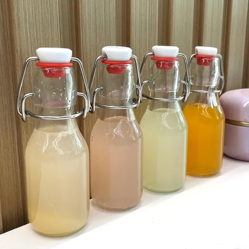 Vista 6 de Paquete de 8 botellas de vidrio abatibles, botella de vidrio pequeña con tapa abatible de 3.38 onzas, botellas de licor pequeñas, botellas de licor