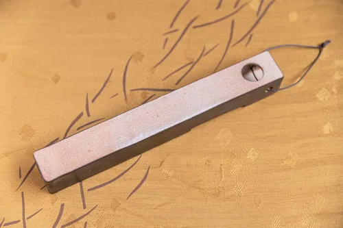 Vista 4 de Jarrón de pared de cerámica japonesa para un solo tallo, fabricado en Japón, diseño minimalista de Wabi-Sabi, acabado natural al horno, artículos