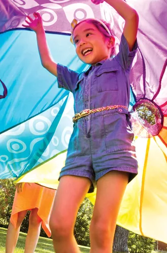 Vista 2 de B. toys ¡Paracaídas Woo-Hue! - Deportes al aire libre - Juega paracaídas con 15 bolas coloridas - 12 asas - Tienda de viento de 8 pies - Juegos al