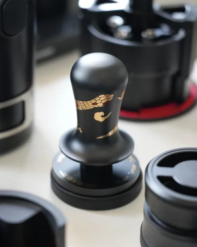 Vista 2 de MHW-3BOMBER 58.35mm Tamper de Espresso Edición Patrón Serpiente - 3 Tamper de Café con Resorte y Retroalimentación de Sonido - Herramienta de Tamper