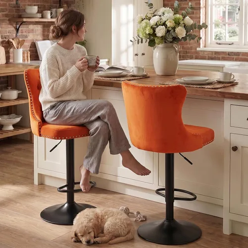 Vista 331 de SoarFlash Juego de 2 taburetes de bar tapizados de terciopelo moderno con patas de madera, botones acolchados, cabeza de clavo cromada, asiento