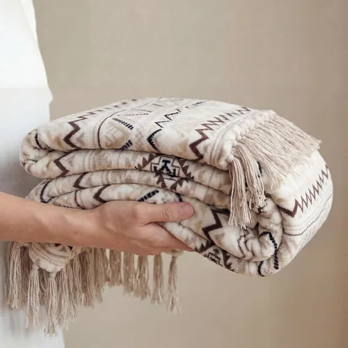 Vista 4 de CASAAGUSTO Manta Boho - Mantas Decorativas Beige y Gris con Borla, Manta Bohemia de Franela Estampada para Silla, Cama, Sofá, Sillón