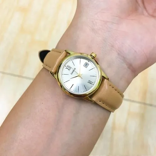 Vista 4 de Casio LTP-V002GL-7B3 Reloj de mujer con esfera de fecha y fecha plateada con banda de cuero marrón, Movimiento de cuarzo