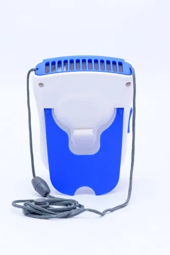 Vista 5 de O2COOL Ventilador de collar de lujo, alimentado por pilas, ventilador de refrigeración personal manos libres con cordón ajustable, soporte de mesa +