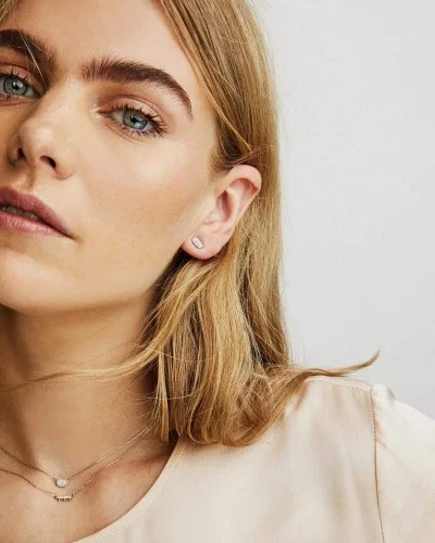 Vista 3 de Kendra Scott Aretes Marisa con diamantes blancos en oro de 14 k, joyería fina para mujer