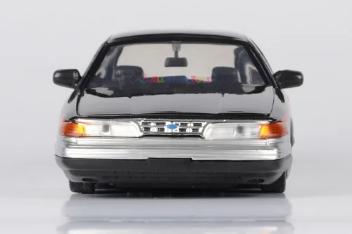Vista 5 de Motormax 1993-97 Ford Crown Victoria Lowrider 1:24 Modelo fundido a presión Negro Metálico Get Low 79024 por All Star Toys