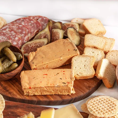 Vista 5 de igourmet Cesta de regalo gourmet francesa: una caja de regalo de ensueño para amantes de la cocina francesa con quesos franceses, carnes y delicias.