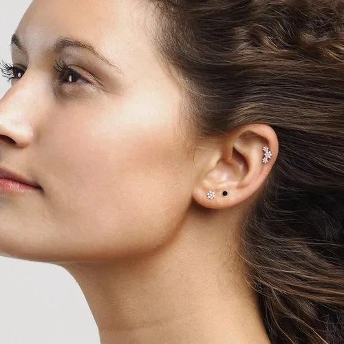 Vista 3 de SoSHESHINES Aretes chapados en oro de 14 quilates con poste de oro sólido de 14 quilates Piercing de cartílago pequeño e hipoalergénico