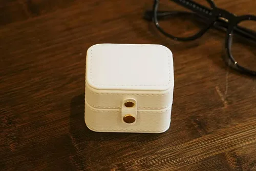 Vista 6 de neopai Joyero pequeño de viaje para 4 anillos, anillo de viaje para mujeres y hombres, caja de almacenamiento de anillos multiranura (blanco)
