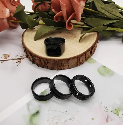 Vista 7 de MOZAKA Juego de 4 anillos de acero inoxidable con sello negro sólido para hombre, pulido mate con bordes ranurados cubanos, tamaño 7-12
