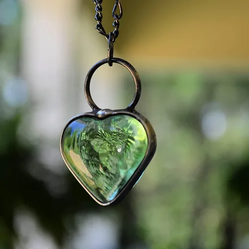 Vista 3 de Handmade Glass Chunky Heart Necklace