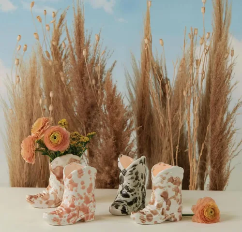 Vista 3 de Paddywax Velas perfumadas de cerámica esmaltada Nashville Cowboy en forma de bota, 6 onzas, flor de cactus