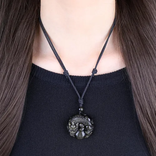 Vista 3 de Collar AmorWing con grabado Pixiu, de obsidiana negra naturalobsidiana de hieloágata roja