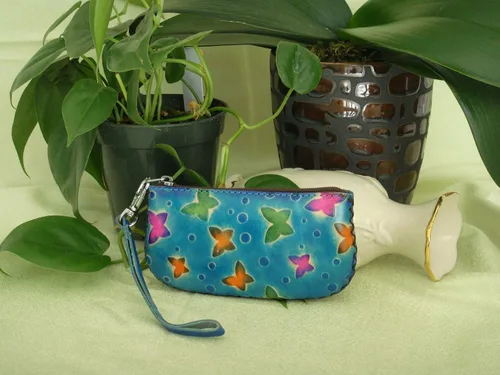 Vista 5 de Bolso cambiador de muñeca de cuero genuino, patrón de peces de océano profundo, base azul cielo, Azul