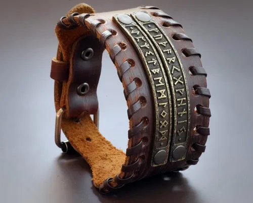 Vista 6 de Baldur Jewelry Pulsera de cuero genuino con placas de metal de runa vikinga Futhark para hombres y mujeres, envoltura ajustable, pulsera trenzada