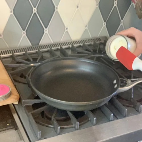 Vista 6 de Jarware Tapa de tarro Mason de silicona para ahorrar grasa de tocino con colador, boca ancha