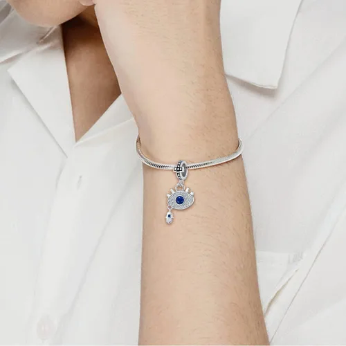 Vista 4 de QeenseKc Dije de ojo malvado Claddagh con dije de corazón de buena suerte cuentas doradas para pulsera Pandora