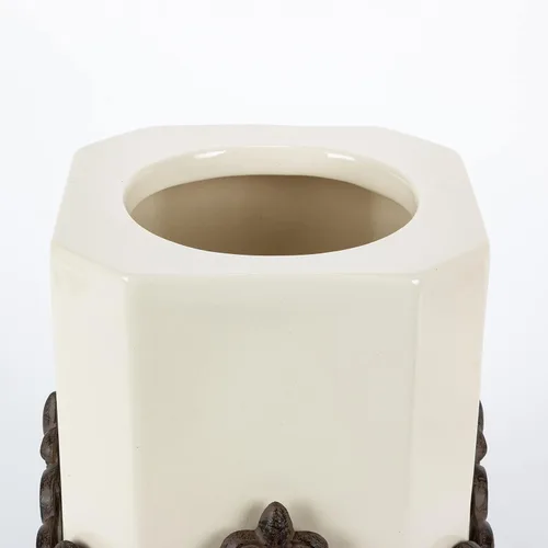 Vista 2 de Recipiente de crema Provencial de 16 pulgadas de alto con base enrollada de metal marrón
