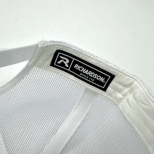 Vista 2 de Kenworth Richardson 112 - Gorra de malla bordada color carbón y blanco, NegroBlanco