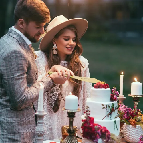 Vista 4 de Juego de 6 copas de champán de boda doradas con base de corazón doble y detalles de diamantes de imitación, vasos de tostado para pareja, novia
