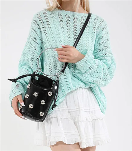 Vista 4 de Bolso de mano con asa superior para mujer, bolso Y2K, moderno remache, bolso cruzado estilo cubo, bolso retro para fiestas, compras, casual