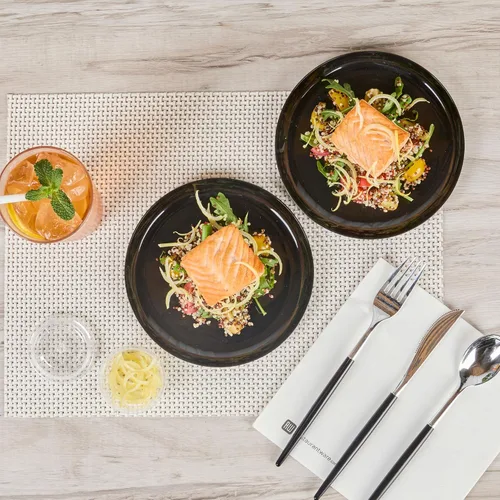 Vista 9 de Restaurantware Platos de fiesta de 7 x 7 pulgadas, 100 platos desechables de plástico para postre, platos redondos de plástico negro resistente