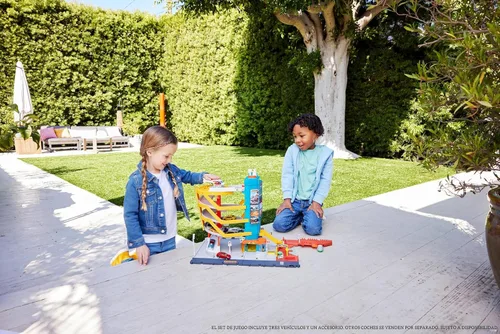Vista 2 de Matchbox Vehículos de Juguete y Set de Juego, Centro de Transporte con 5 Niveles, Características Activadas por Niños y Autos, Incluye Taxi a Escala