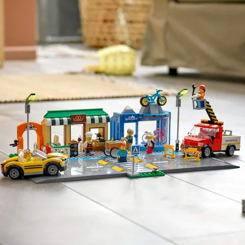 Vista 7 de LEGO City Shopping Street 60306 Kit de construcción; juguete de construcción genial para niños, nuevo 2021 (533 piezas)