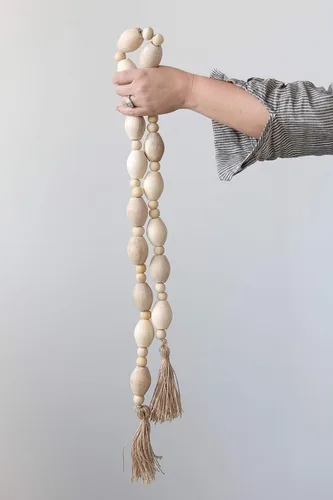 Vista 2 de Creative Co-Op Guirnalda de cuentas de madera de mango de 60 pulgadas de largo con borlas de yute