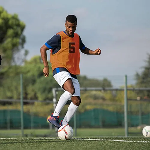 Vista 6 de Juego de 12 chalecos de fútbol numerados (1-12) con bolsa de transporte