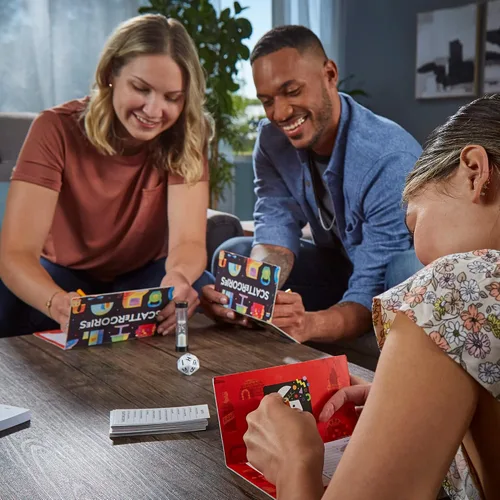 Vista 7 de Hasbro Gaming Scattergories Juego Clásico, Juego de Fiesta para Adultos y Adolescentes de 13 Años en Adelante, Juego de Mesa para 2+ Jugadores